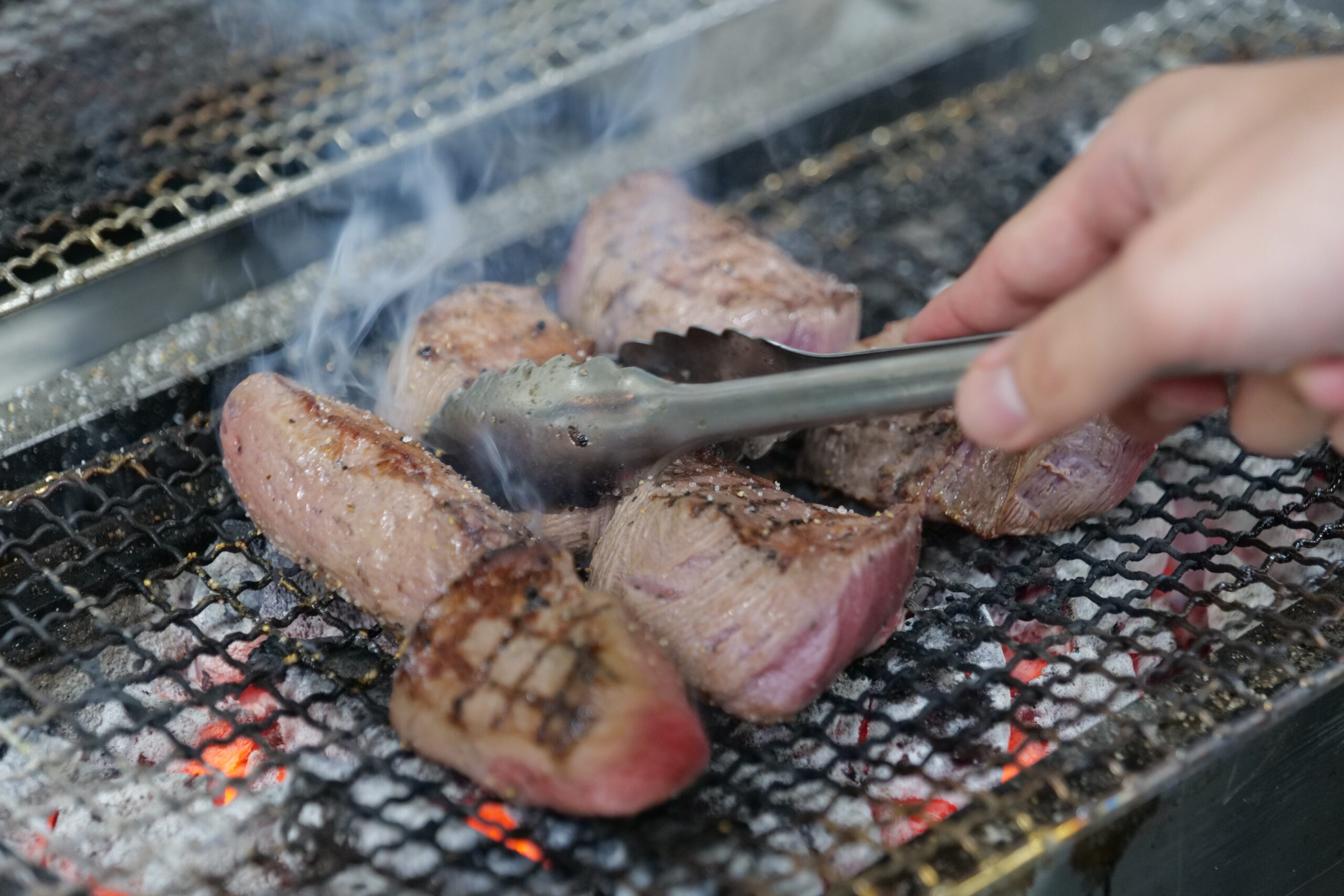 ギュータンベロンチョ 炭火で焼く厚切り牛タン