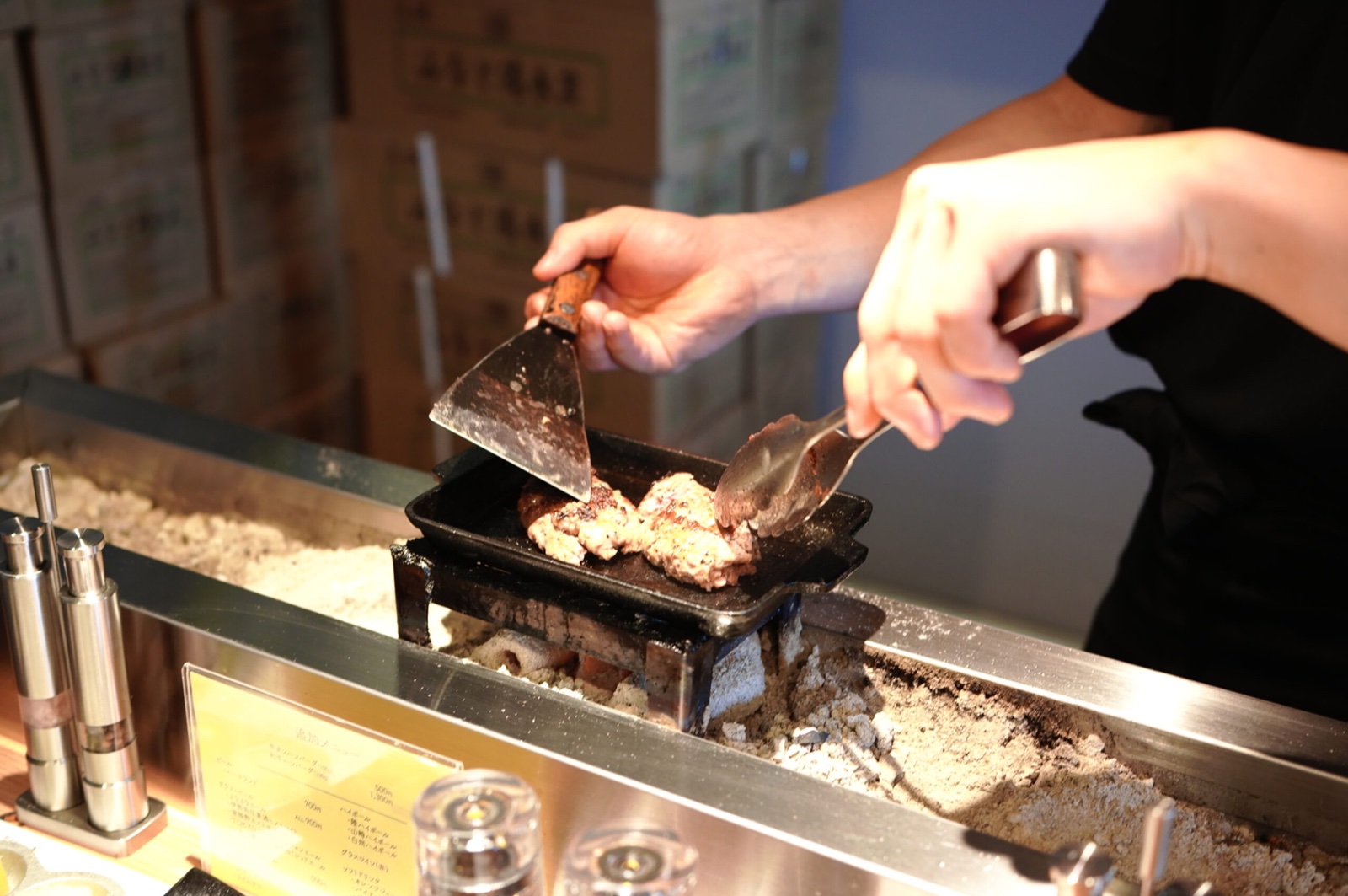ニクノトモシビ炭火焼き調理風景