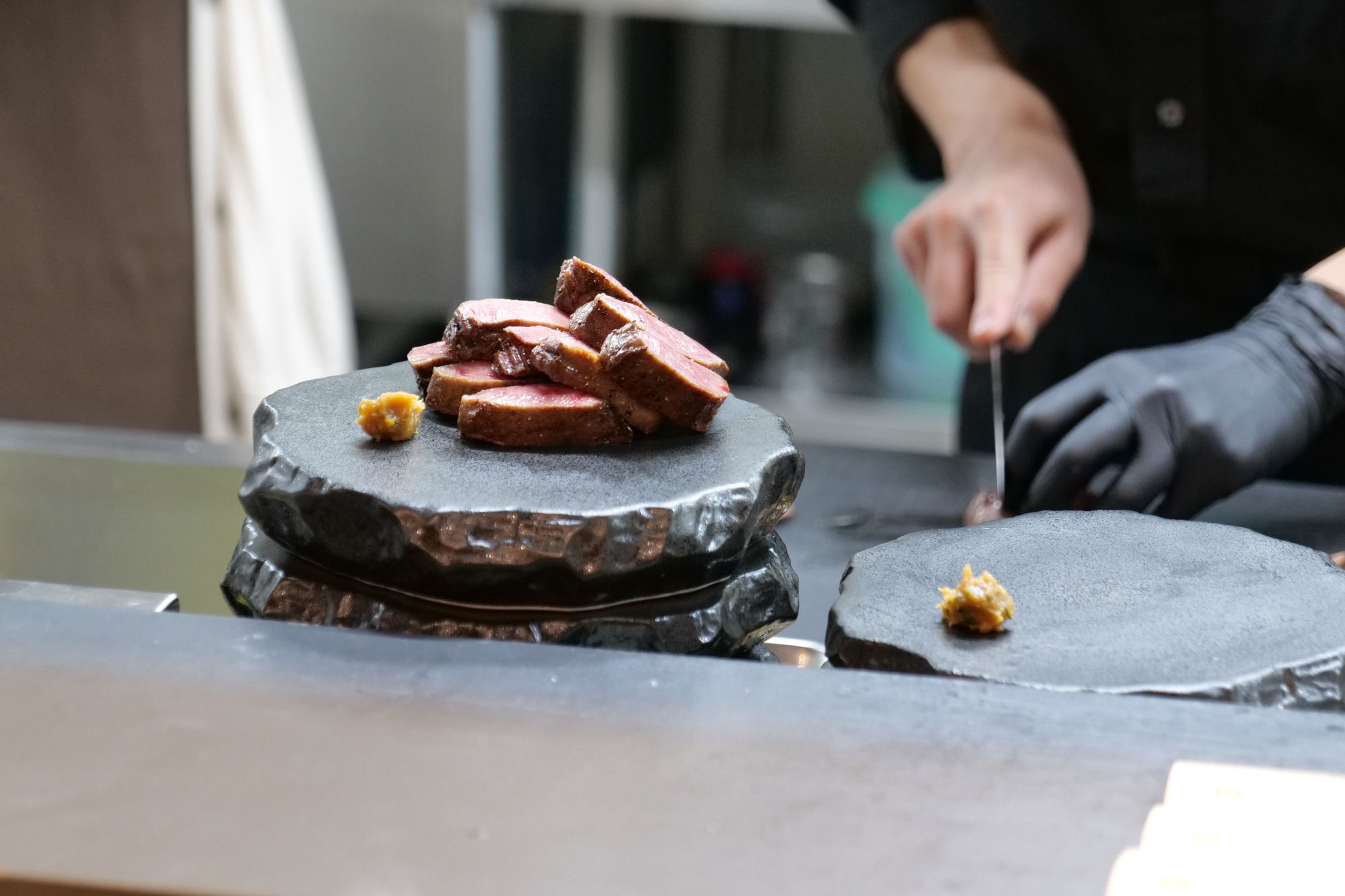 石板盛り付けの厚切り牛タン