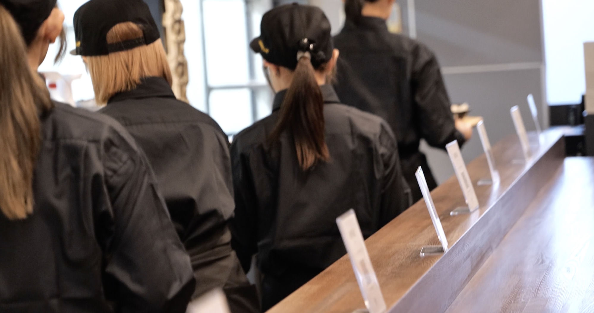 スタッフの後ろ姿