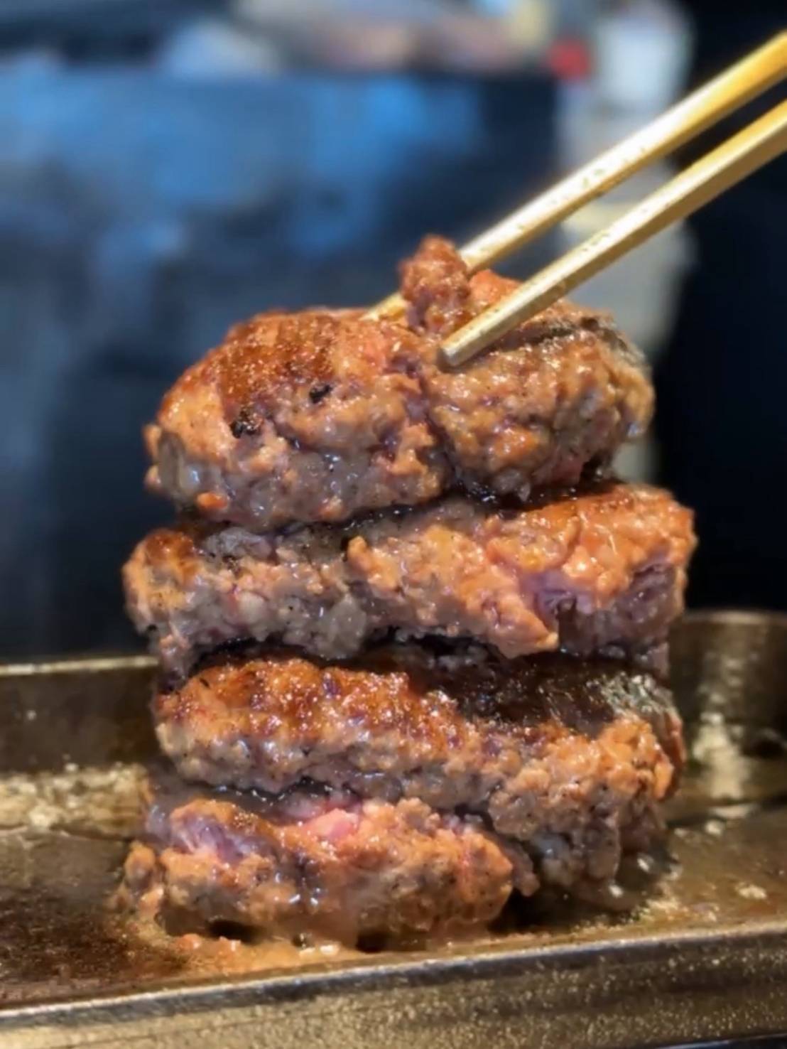 箸で持ち上げたハンバーグの断面